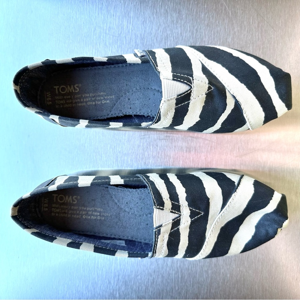 TOMS -  NWT! NEVER WORN